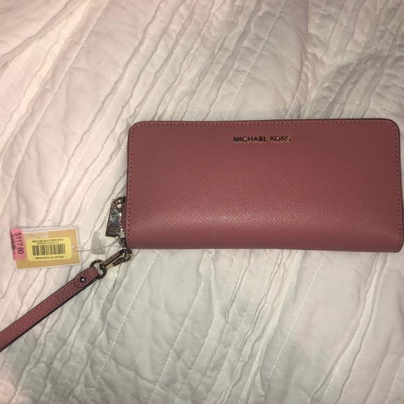 Michael Kors Handbags - Michael KORS pink Wallet (NEVER USED) Michael Kors Handbags - Michael KORS pink Wallet (NEVER USED)